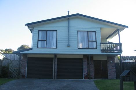 Photo of property in 4 Albatross Close, Whitby, Porirua, 5024