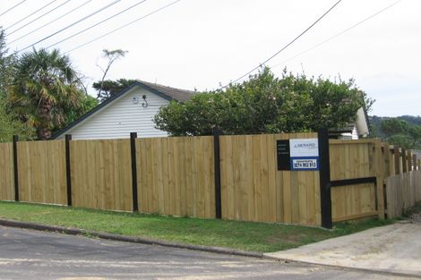 Photo of property in 42 Highland Avenue, Titirangi, Auckland, 0604