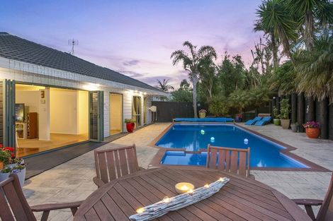 Photo of property in 11 Greenleaf Way, Northcross, Auckland, 0630