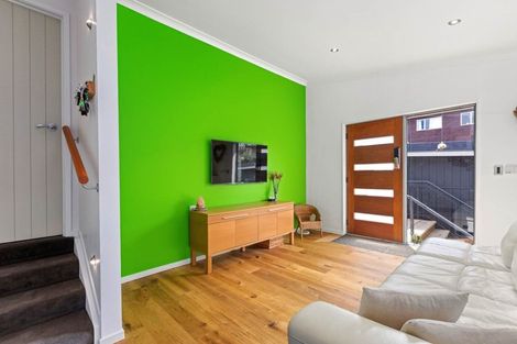 Photo of property in 70 Rising Parade, Fairview Heights, Auckland, 0632