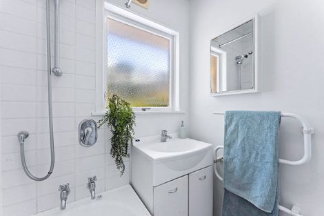 Photo of property in 2/174 East Coast Road, Forrest Hill, Auckland, 0620