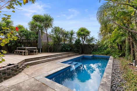 Photo of property in 2 Exmouth Road, Northcote, Auckland, 0627