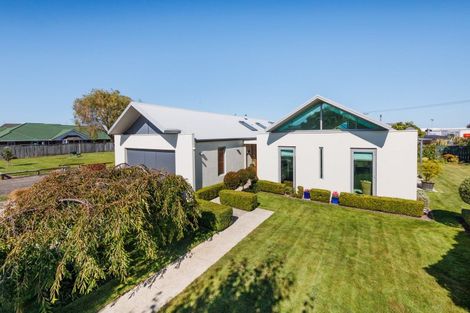 Photo of property in 16 Royal Oak Drive, Kelvin Grove, Palmerston North, 4414