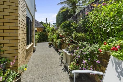 Photo of property in 1/274 East Coast Road, Forrest Hill, Auckland, 0620