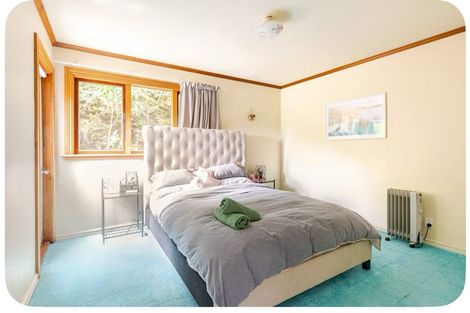 Photo of property in 5 Whiorau Grove, Lowry Bay, Lower Hutt, 5013