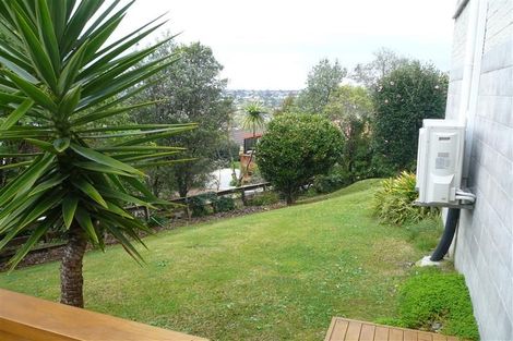 Photo of property in 2/2 Barker Rise, Northcross, Auckland, 0632