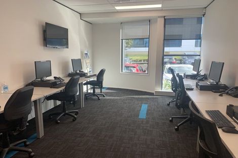 Photo of property in 5 Omega Street, Newlands, Wellington, 6037