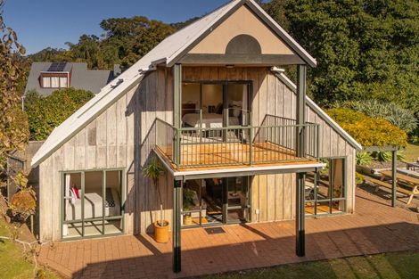 Photo of property in 28 Hahei Beach Road, Hahei, Whitianga, 3591
