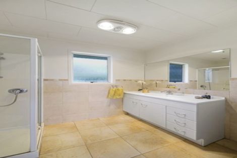 Photo of property in 17 Tupaki Place, Pakuranga Heights, Auckland, 2010