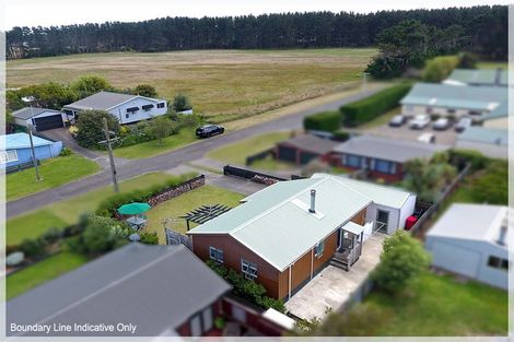 Photo of property in 13 Te Awa Street, Foxton Beach, Foxton, 4815