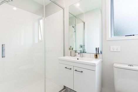 Photo of property in 2/51 Wharf Road, Te Atatu Peninsula, Auckland, 0610