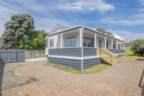 Photo of property in 76 Queens Road, Waikanae Beach, Waikanae, 5036