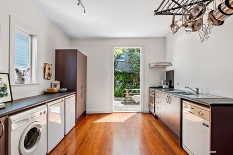 Photo of property in 14 Dee Street, Island Bay, Wellington, 6023