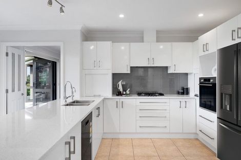 Photo of property in 2 Stonebridge Road, Temple View, Hamilton, 3289