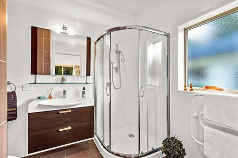 Photo of property in 7 Hobbs Road, Matakatia, Whangaparaoa, 0930