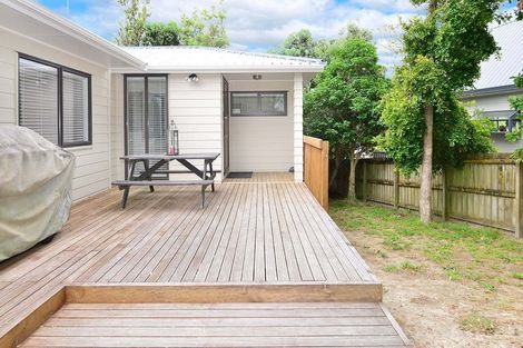 Photo of property in 2/73 Athena Drive, Totara Vale, Auckland, 0629