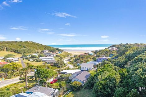 Photo of property in 47 Sea View Road, Baylys Beach, 0377