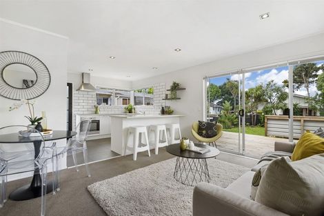 Photo of property in 2/5 Mannering Place, Hillcrest, Auckland, 0627