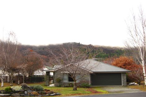 Photo of property in 2 Mckibbin Place, Arrowtown, 9302