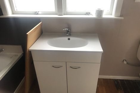 Photo of property in 1/33 Roberts Road, Glenfield, Auckland, 0629