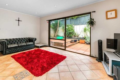Photo of property in 3/2 Beach Road, Castor Bay, Auckland, 0620