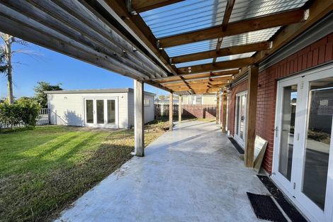 Photo of property in 21 Yeovil Road, Te Atatu Peninsula, Auckland, 0610