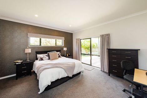 Photo of property in 15 Silkwood Place, Fitzherbert, Palmerston North, 4410