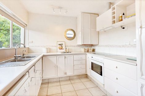 Photo of property in 28 Dawnhaven Drive, Te Atatu Peninsula, Auckland, 0610