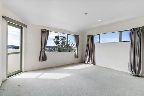 Photo of property in 11 Mannikin Place, Unsworth Heights, Auckland, 0632