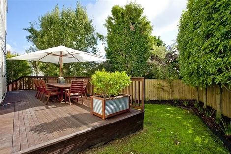 Photo of property in 2/190 East Coast Road, Forrest Hill, Auckland, 0620