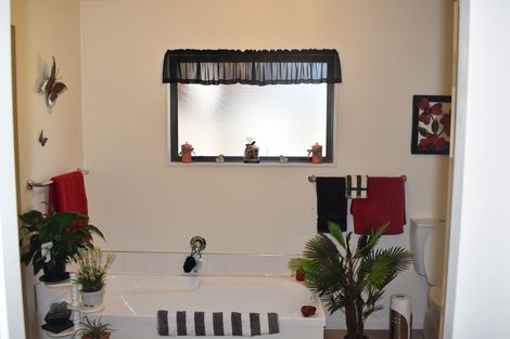 Photo of property in 194 High Street North, Carterton, 5713