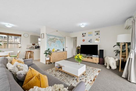 Photo of property in 10 Pimlico Place, Newlands, Wellington, 6037