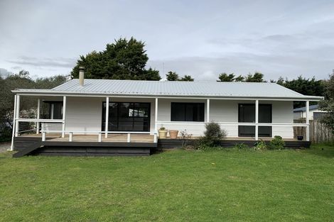 Photo of property in 100 Queens Road, Waikanae Beach, Waikanae, 5036