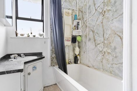 Photo of property in 2 Kirton Crescent, Manurewa, Auckland, 2102