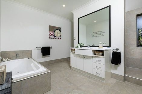 Photo of property in 3 Admirals Court Drive, Greenhithe, Auckland, 0632