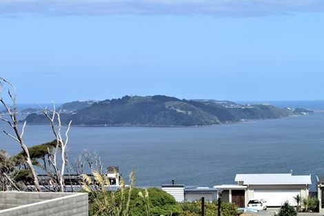 Photo of property in 10 Cromwell Point, Newlands, Wellington, 6037