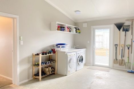 Photo of property in 18 Monaco Grove, Fitzherbert, Palmerston North, 4410