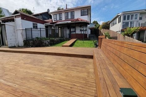 Photo of property in 28 Ellesmere Crescent, Pakuranga Heights, Auckland, 2010