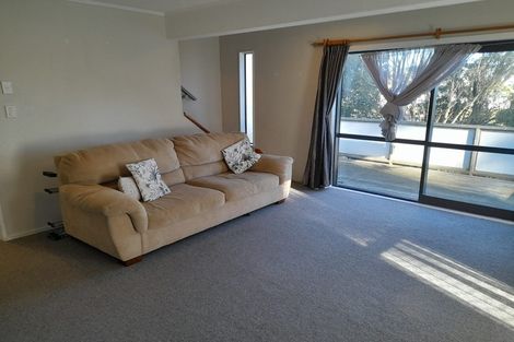 Photo of property in 62 Colchester Crescent, Newlands, Wellington, 6037