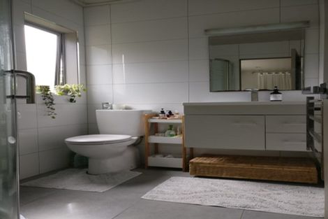 Photo of property in 2/44a Tamahere Drive, Glenfield, Auckland, 0629