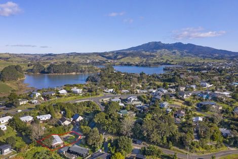 Photo of property in 1 Cross Street, Raglan, 3225