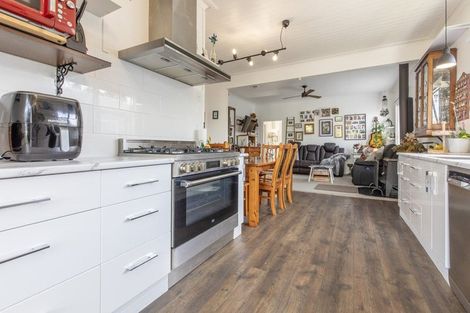 Photo of property in 13 Waverley Street, Waipawa, 4210