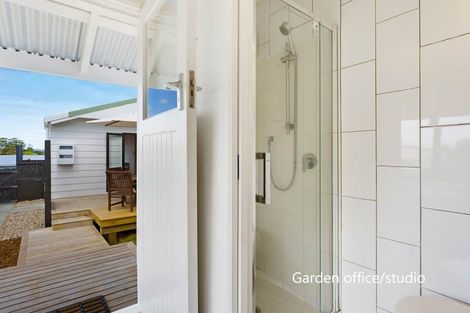 Photo of property in 124 Archibald Road, Kelston, Auckland, 0602