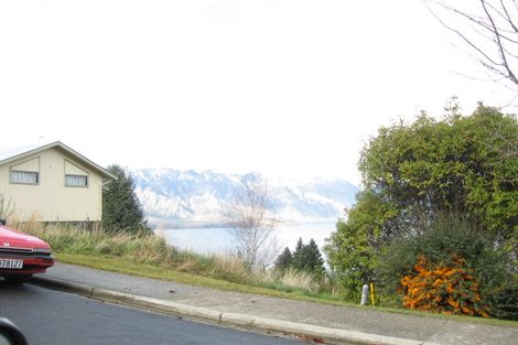 Photo of property in 63 Wynyard Crescent, Fernhill, Queenstown, 9300