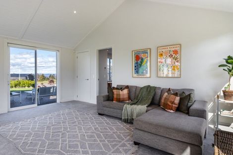 Photo of property in 5 Lens Way, Acacia Bay, Taupo, 3385