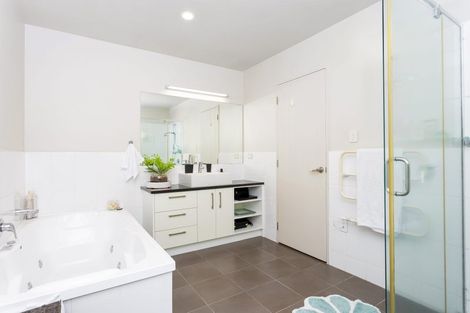 Photo of property in 29 Schopolo Place, Schnapper Rock, Auckland, 0632