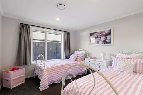 Photo of property in 111 Johnstone Drive, Fitzherbert, Palmerston North, 4410