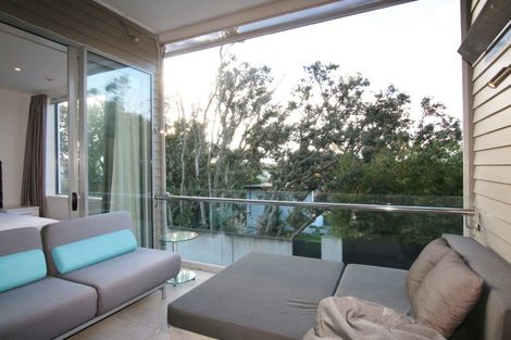 Photo of property in 6/585g Beach Road, Rothesay Bay, Auckland, 0630