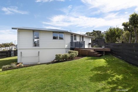 Photo of property in 3 Cheltenham Terrace, Newlands, Wellington, 6037