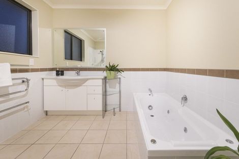 Photo of property in 98 Pacific Drive, Fitzherbert, Palmerston North, 4410